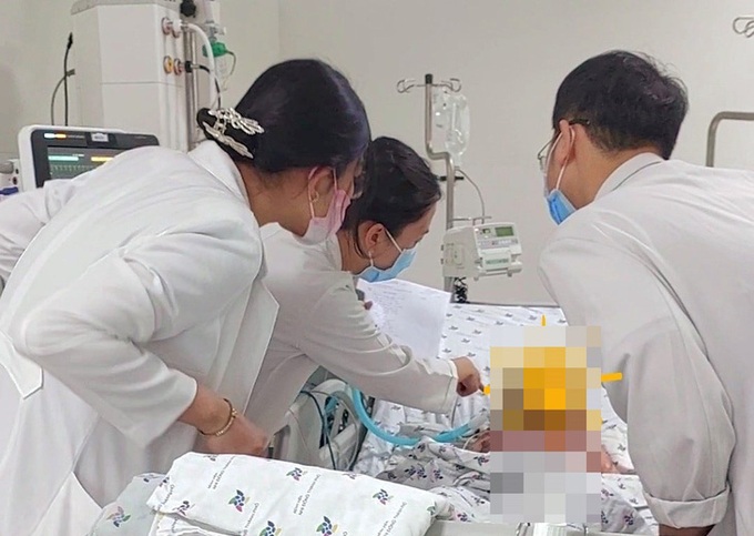 Sau ăn cua, trẻ bị lở loét toàn thân, nhiễm trùng huyết, phải thở máy. Ảnh: BVCC