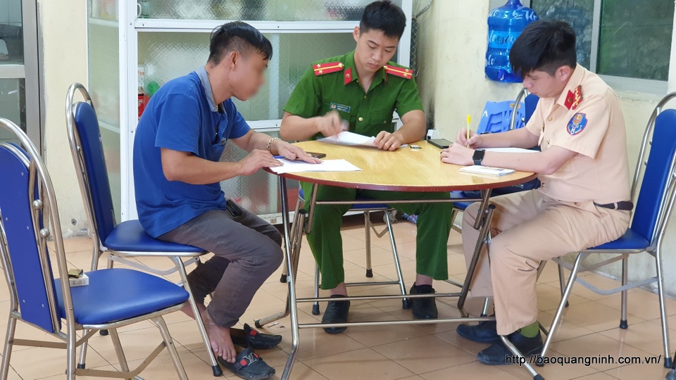 Hai ô tô liên tục rượt đuổi, chèn ép nhau trên cầu Bãi Cháy - 2 Hai ô tô liên tục rượt đuổi, chèn ép nhau trên cầu Bãi Cháy - 2