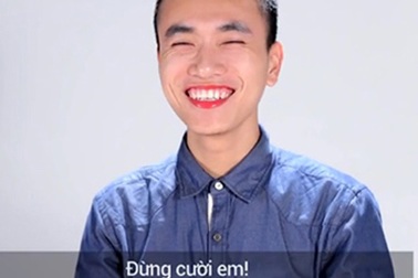 Cười “bể bụng” xem clip các chàng trai tự trang điểm