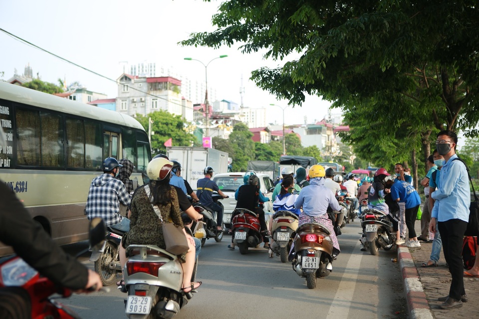 Bến xe đông nghịt người mua vé về quê nghỉ lễ 30/4 - 1/5 - 8 Bến xe đông nghịt người mua vé về quê nghỉ lễ 30/4 - 1/5 - 8