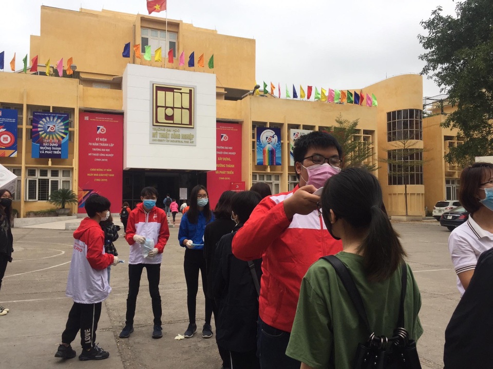 Đoàn trường hỗ trợ đo nhiệt độ, phát khẩu trang cho sinh viên - 5 Đoàn trường hỗ trợ đo nhiệt độ, phát khẩu trang cho sinh viên - 5