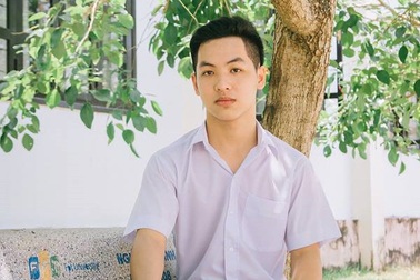 Nam sinh chuyên Anh nổi tiếng sau khi đạt điểm 10 môn Văn
