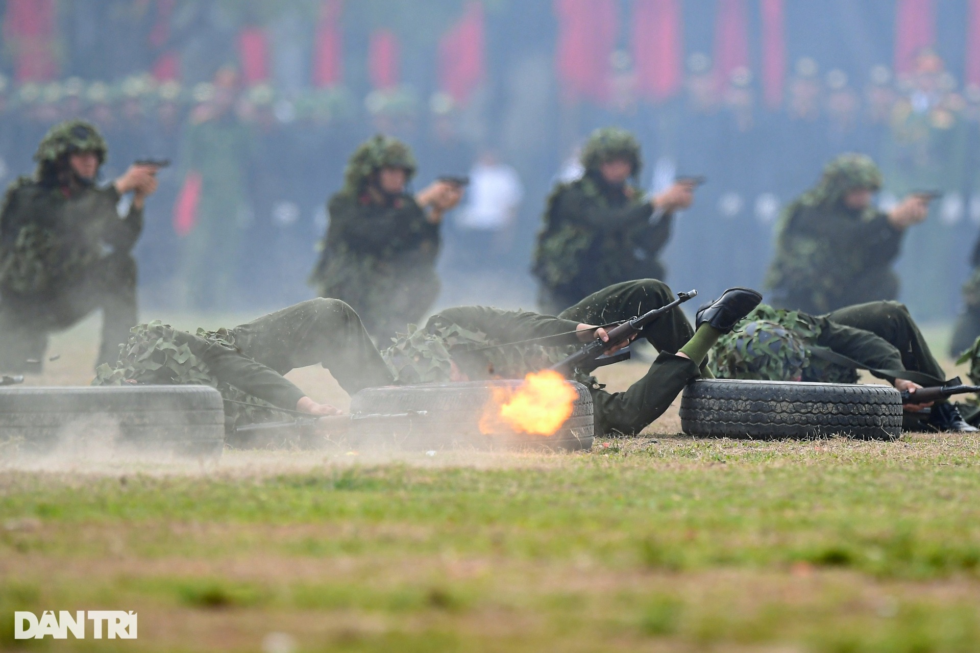 Mãn nhãn màn võ thuật, bắn súng vây bắt tội phạm của nữ sinh công an - 9 Mãn nhãn màn võ thuật, bắn súng vây bắt tội phạm của nữ sinh công an - 9