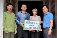 Trao hơn 217 triệu đồng tới người mẹ già có 2 con bệnh tật