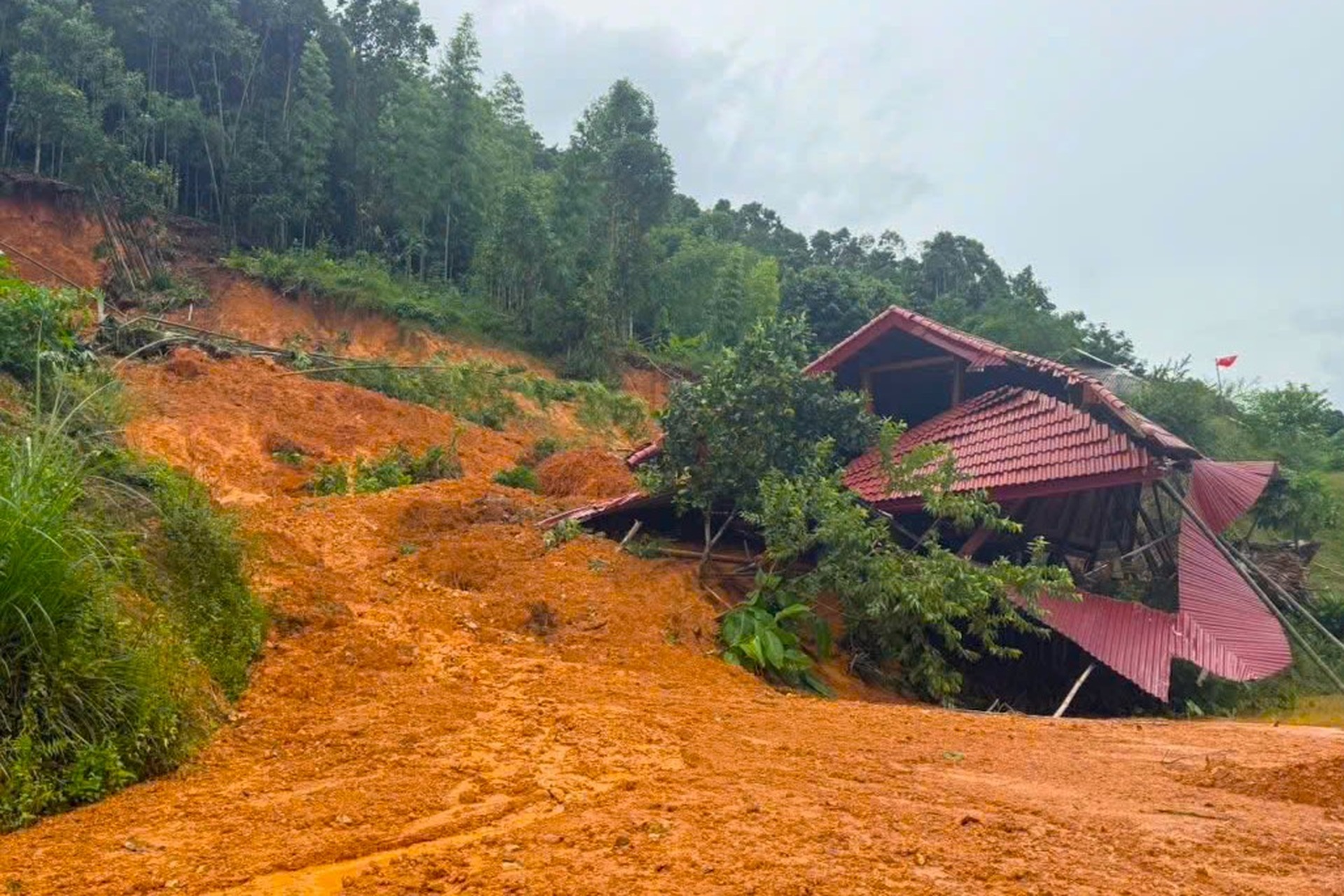 30 phút lũ càn quét bản làng, người dân nháo nhào tháo chạy - 8 30 phút lũ càn quét bản làng, người dân nháo nhào tháo chạy - 8