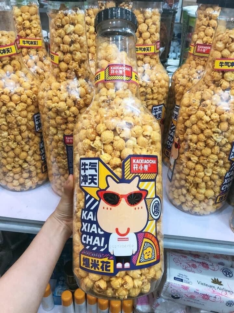 Phát sốt với chai bỏng ngô khổng lồ cao nửa mét, nặng một cân - 1 Phát sốt với chai bỏng ngô khổng lồ cao nửa mét, nặng một cân - 1