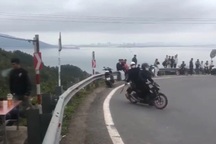 Nhóm thanh, thiếu niên mang hung khí lên đèo Hải Vân đánh người