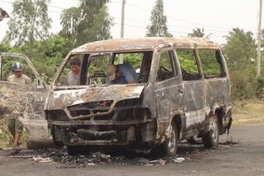 Xe khách 12 chỗ ngồi bất ngờ bốc cháy dữ dội