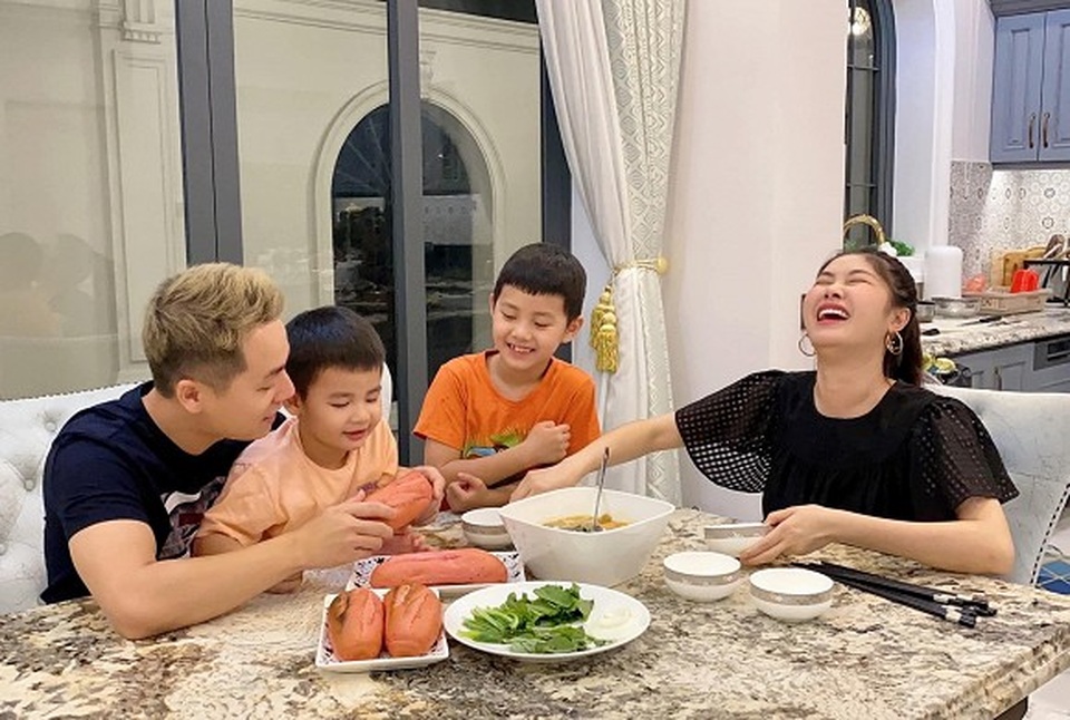 Vợ Đăng Khôi tiết lộ 20 điều hạnh phúc: Trở về an toàn từ khu cách ly...” - 1 Vợ Đăng Khôi tiết lộ 20 điều hạnh phúc: Trở về an toàn từ khu cách ly...” - 1