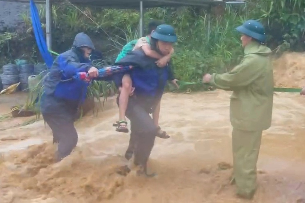 Mưa đặc biệt lớn, nước chảy trên đường như thác đổ - 2 Mưa đặc biệt lớn, nước chảy trên đường như thác đổ - 2