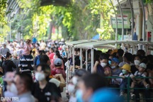 Người dân chen chân tham quan Thảo cầm viên Sài Gòn ngày cuối tuần