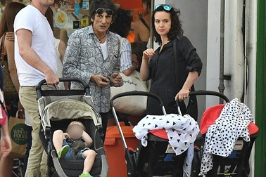 69 tuổi, sao của nhóm Rolling Stones bận rộn chăm con "mọn"