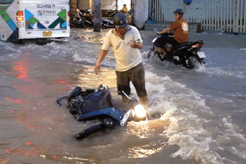 Xe máy bị quật ngã trong ngày triều cường đạt đỉnh ở TPHCM