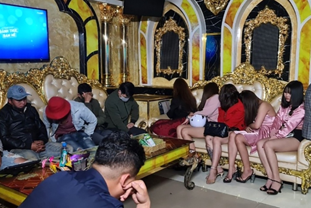 Thu giấy phép 2 quán karaoke hoạt động giữa mùa dịch Covid-19 - 1 Thu giấy phép 2 quán karaoke hoạt động giữa mùa dịch Covid-19 - 1