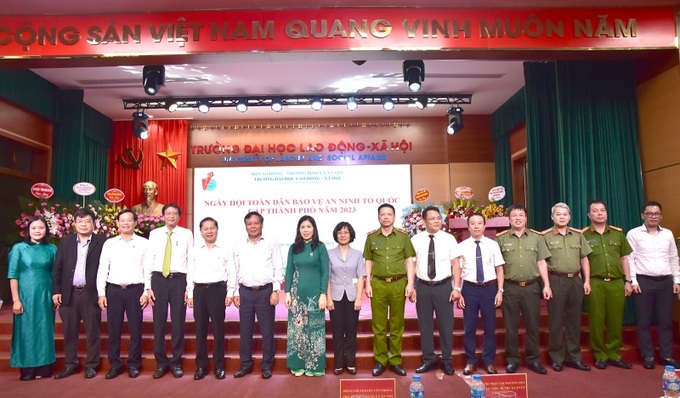 Các đại biểu chụp ảnh lưu niệm