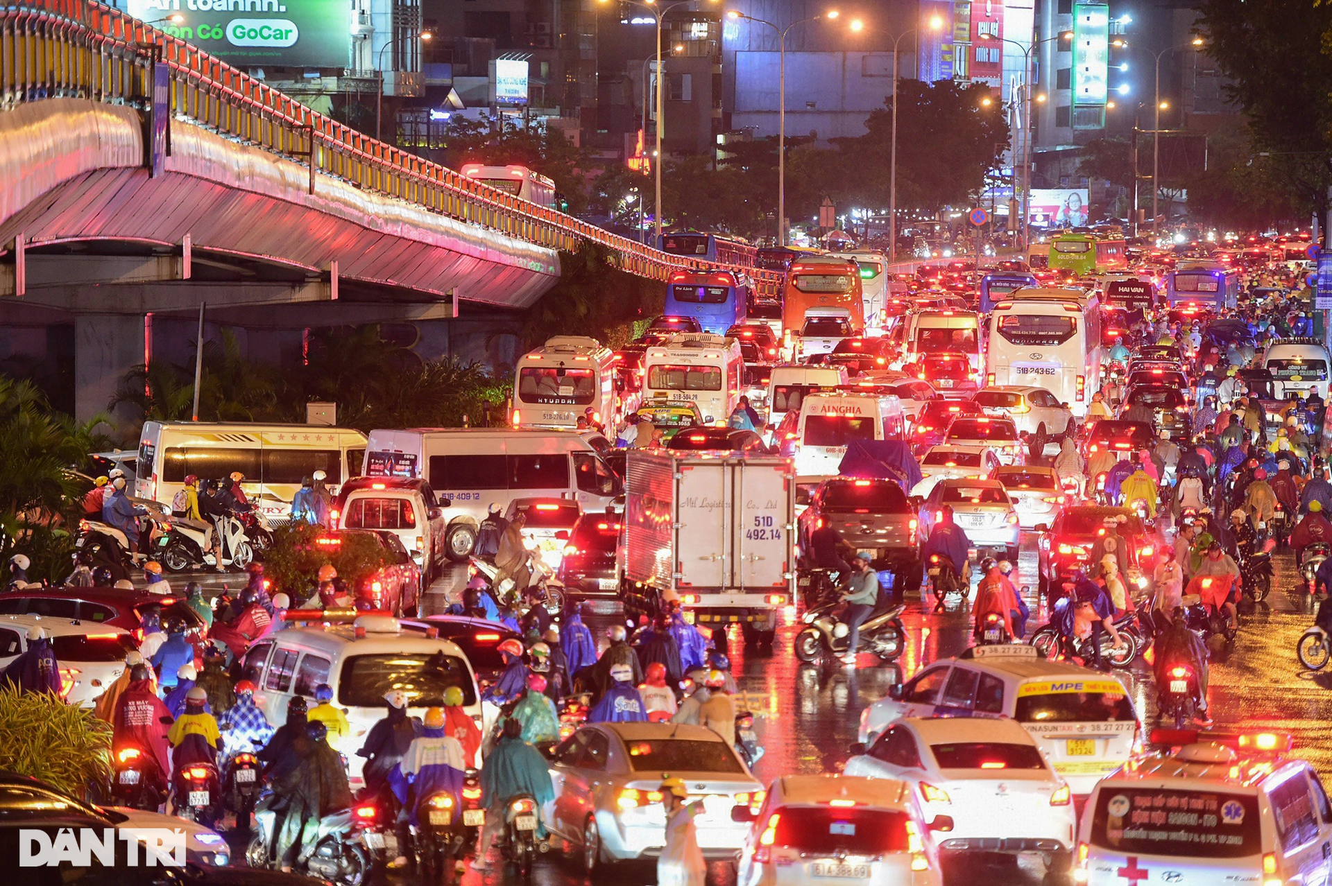 Người dân TPHCM chôn chân gần 4km trên đường về nhà sau cơn mưa chiều - 7 Người dân TPHCM chôn chân gần 4km trên đường về nhà sau cơn mưa chiều - 7
