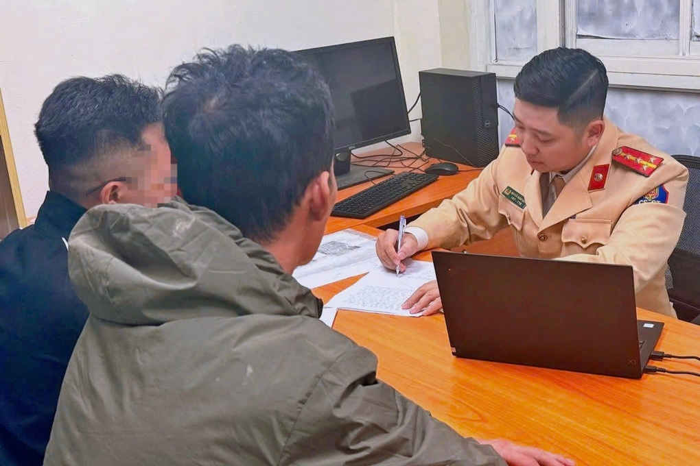 Phạt tài xế ô tô tải làm rơi bùn xuống phố Hà Nội khiến nhiều lái xe bị ngã - 2