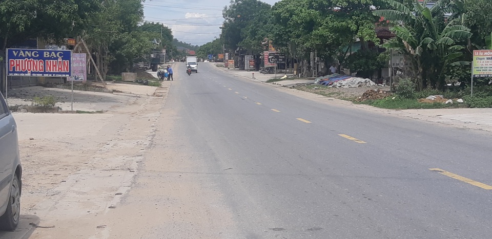 Vụ nước thải lênh láng trên quốc lộ: Lấy mẫu giám định, truy nguồn ô nhiễm! - 7 Vụ nước thải lênh láng trên quốc lộ: Lấy mẫu giám định, truy nguồn ô nhiễm! - 7