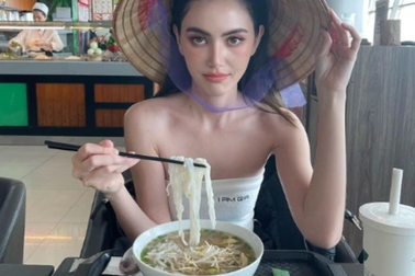 Mỹ nhân Thái Lan ăn bát phở Việt giá cao ở sân bay Tân Sơn Nhất