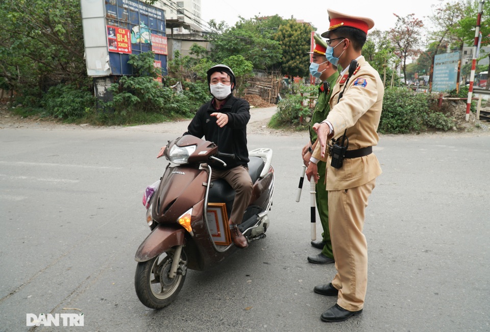 Theo chân CSGT bắt hàng loạt ma men chạy xe gắn máy trên đường phố Hà Nội - 8 Theo chân CSGT bắt hàng loạt ma men chạy xe gắn máy trên đường phố Hà Nội - 8