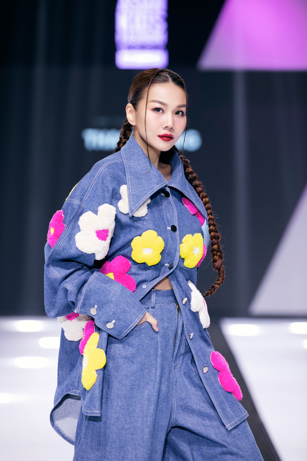 Thanh Hằng bị sốt vẫn catwalk thần thái, Lan Khuê đọ sắc với hoa hậu xứ Hàn - 2 Thanh Hằng bị sốt vẫn catwalk thần thái, Lan Khuê đọ sắc với hoa hậu xứ Hàn - 2
