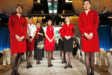 Nữ tiếp viên hàng không “khốn khổ” vì đồng phục gợi cảm