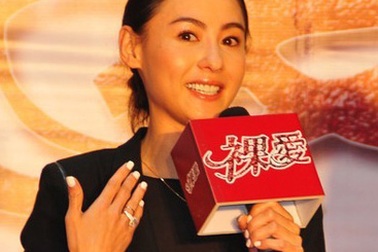 Trương Bá Chi bị phát hiện đeo nhẫn lạ