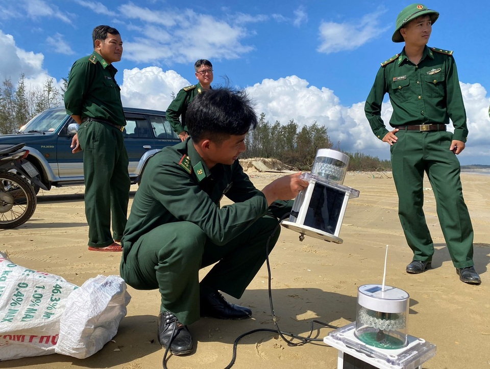 Bồn chứa khí in chữ Trung Quốc đang có hiện tượng rò rỉ - 3 Bồn chứa khí in chữ Trung Quốc đang có hiện tượng rò rỉ - 3