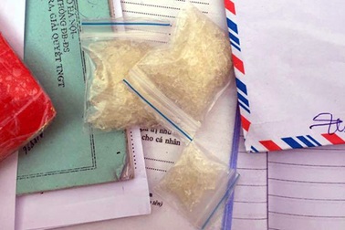 Hà Nội: Nam thanh niên giấu ma túy trong phong bao lì xì