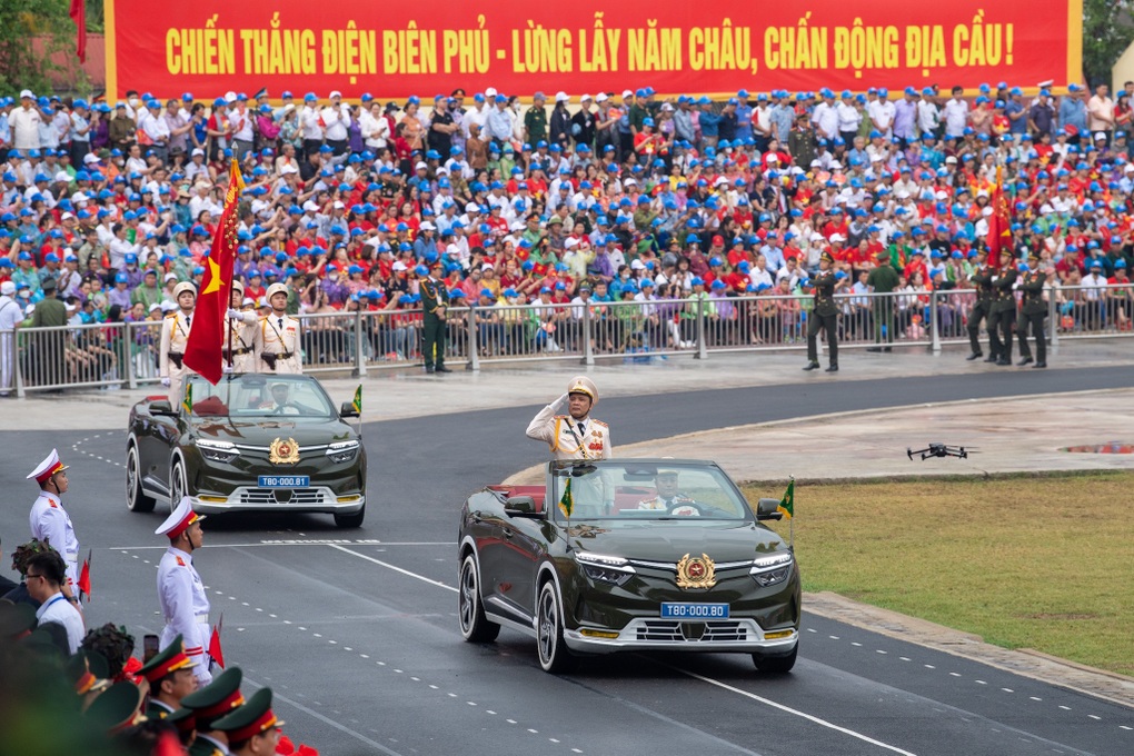 Loạt xe mui trần nổi bật trong các sự kiện quốc gia trên toàn thế giới - 4 Loạt xe mui trần nổi bật trong các sự kiện quốc gia trên toàn thế giới - 4