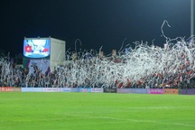 Hình ảnh giấy cuộn tung bay ở sân Việt Trì gây tranh cãi