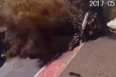 Mặt đường nổ tung do vỡ đường ống ở Ukraine