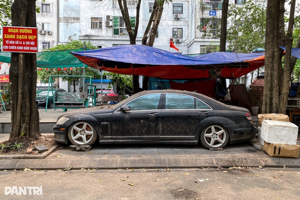 Mercedes S63 bị bỏ rơi 10 năm trên vỉa hè Hà Nội là tang vật một vụ việc - 1 Mercedes S63 bị bỏ rơi 10 năm trên vỉa hè Hà Nội là tang vật một vụ việc - 1