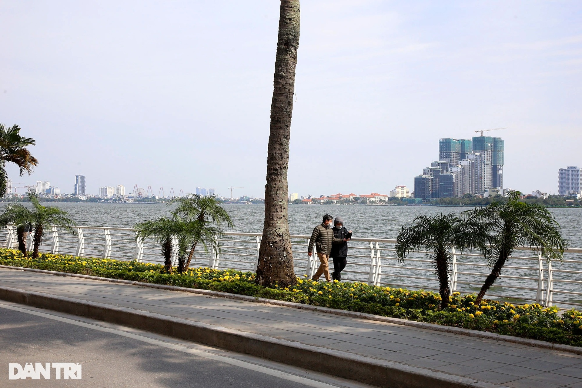 Nắng ấm trong nhiều ngày, người dân Thủ đô dạo phố tận hưởng thời tiết đẹp - 1