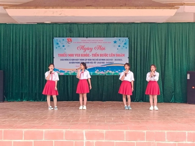 Tiết mục văn nghệ sinh hoạt ngoại khóa thi đua làm theo 5 điều Bác Hồ dạy; đặc biệt chú trọng việc giáo dục truyền thống cho đội viên.