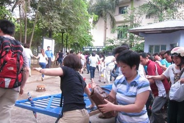 Cấm thi tuyển lớp 6: Thầy Văn Như Cương lo đổ cổng trường 