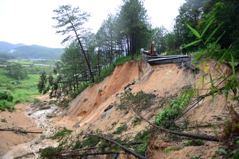 Đoàn chuyên gia khảo sát hiện trường sạt lở đất các đèo ở Lâm Đồng
