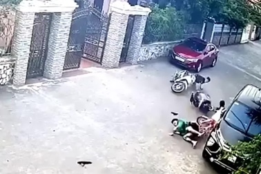 Thanh niên lao xe máy từ nhà ra đường gây tai nạn liên hoàn