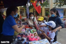 "Phiên chợ 0 đồng" mang niềm vui Tết đến với học sinh nghèo vùng bãi ngang
