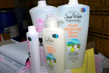 Hà Nội: Phát hiện cơ sở sản xuất sữa tắm trắng “dỏm”