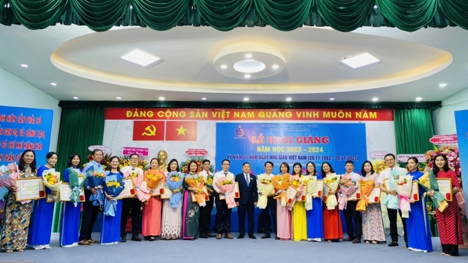 TS. Phạm Ngọc Thành trao Kỷ niệm chương “Vì sự nghiệp Lao động – Thương binh và Xã hội” của Bộ LĐ-TB&XH cho các thầy cô giáo

