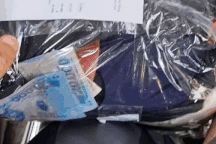 Khách Tây bất ngờ nhận lại tiền bỏ quên: "Người Việt Nam tử tế, trung thực"