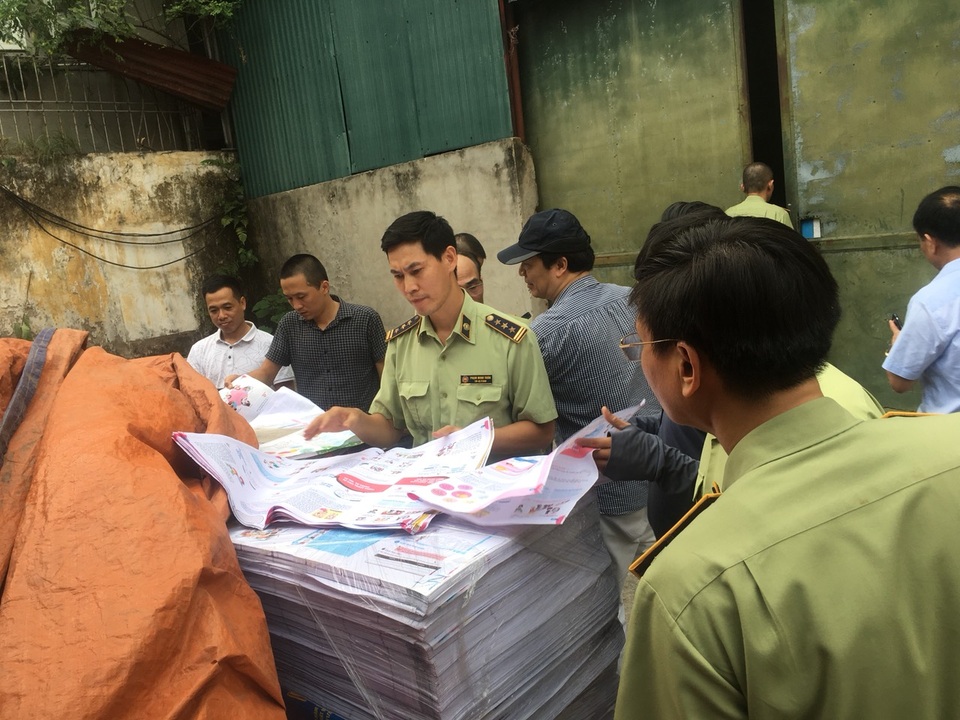 Hà Nội: Cận cảnh xưởng in sách có dấu hiệu in lậu vừa bị phát giác - 1 Hà Nội: Cận cảnh xưởng in sách có dấu hiệu in lậu vừa bị phát giác - 1