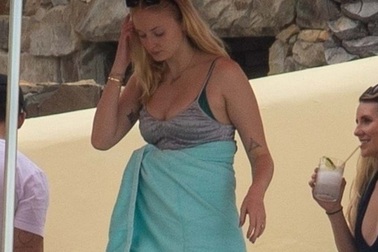 Sophie Turner bế bụng bầu đi nghỉ mát