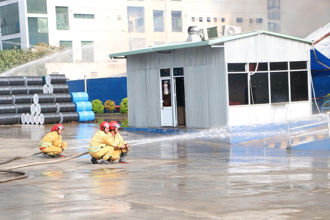 Bình Dương: Đang cháy lớn tại KCN Sóng Thần 2, hàng chục xe cứu hỏa được điều tới hiện trường - Ảnh 5. Bình Dương: Đang cháy lớn tại KCN Sóng Thần 2, hàng chục xe cứu hỏa được điều tới hiện trường - Ảnh 5.