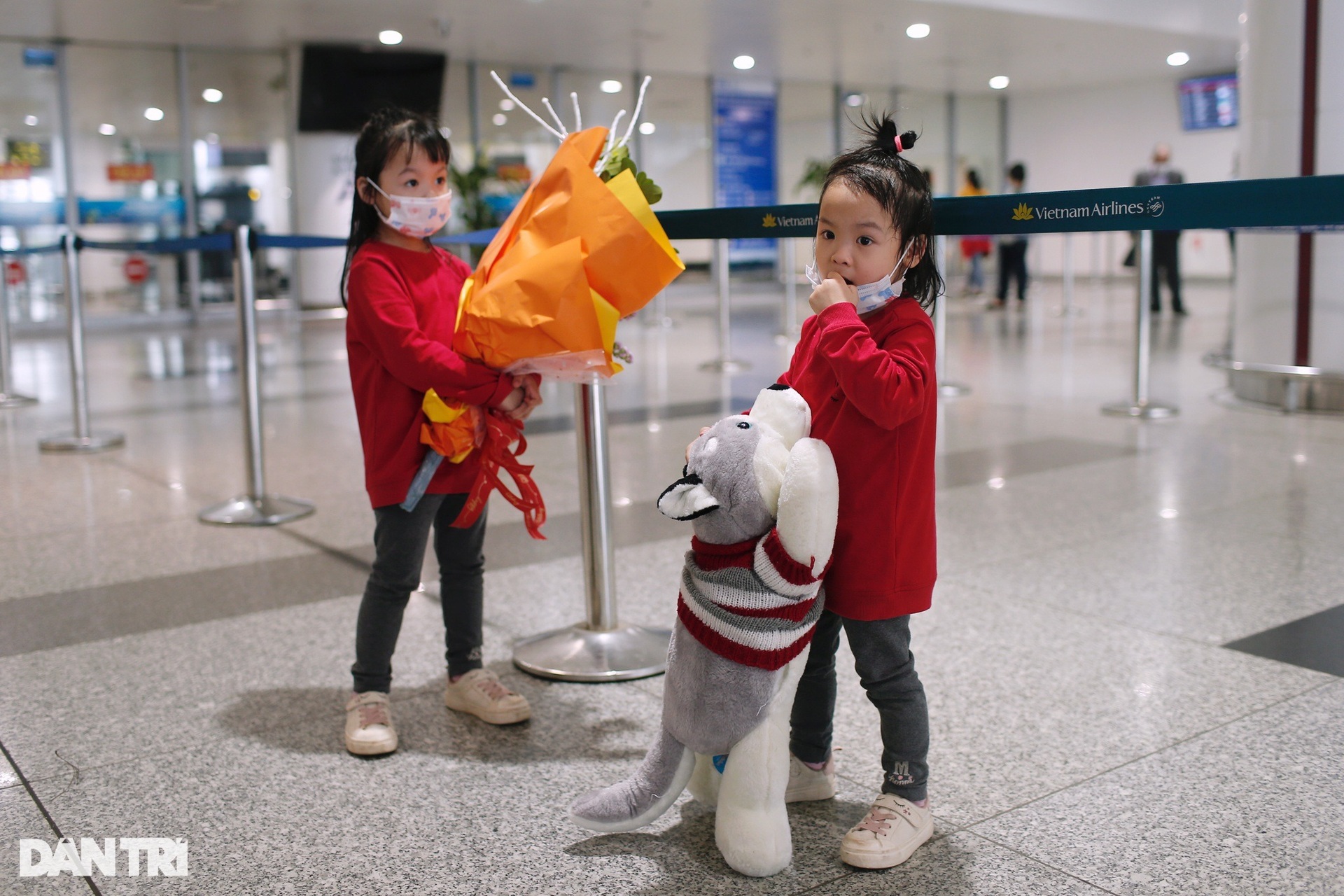 Hình ảnh gần 600 người Việt về nước từ vùng chiến sự Ukraine sáng 13/3 - 3 Hình ảnh gần 600 người Việt về nước từ vùng chiến sự Ukraine sáng 13/3 - 3