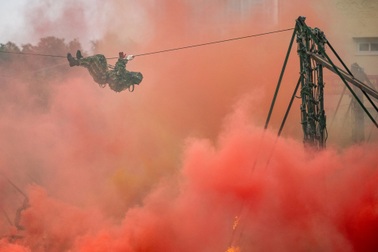 Xem cảnh sát gìn giữ hòa bình đu dây bắn súng, cứu con tin, chống khủng bố