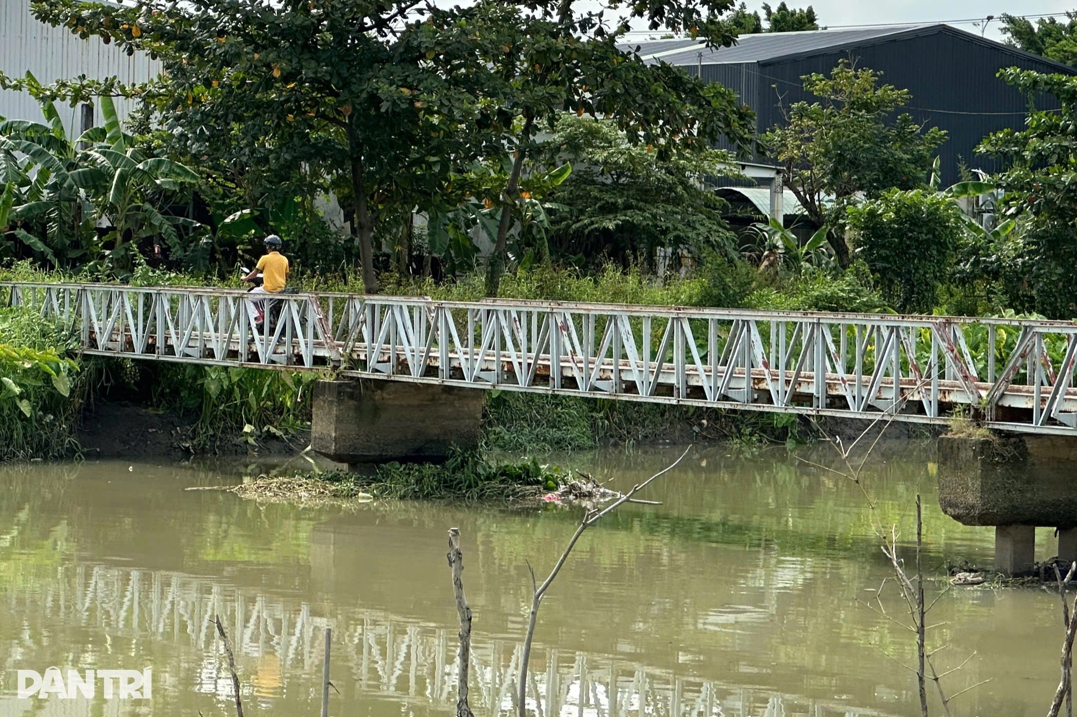 Cầu dân sinh ở TPHCM bị nước cuốn trôi sau cơn mưa  - 3