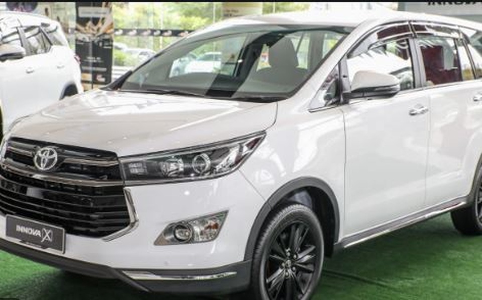 BMW 218i giảm giá rẻ ngang Toyota Innova, nên mua xe nào? - 2 BMW 218i giảm giá rẻ ngang Toyota Innova, nên mua xe nào? - 2
