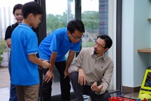 Rapper Đen Vâu truyền cảm hứng đến học sinh mồ côi vì Covid-19